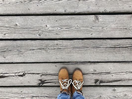 포토 JPG 해외이미지 길 백그라운드 발 추상 부츠 사람없음 목재 갈색 회색 판넬 질감 옛날 해외포토 나무 컬러 신발 무늬 재료 신체부위 파일형식 이미지허브