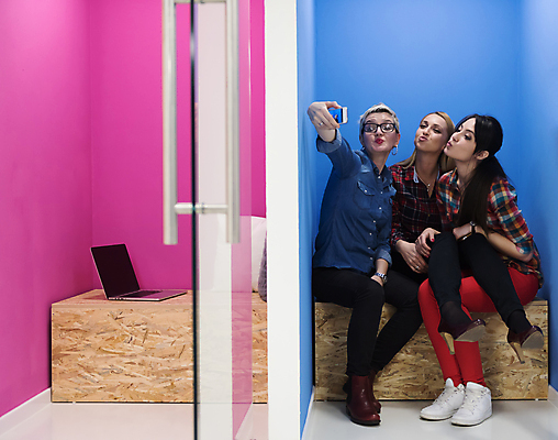 포토 JPG 해외이미지 전신 여자 벽 들기 앉기 성인 세명 노트북 스마트폰 사무실 업무 비즈니스우먼 셀프카메라 성인여자만 해외포토 비즈니스 모션 사람 전자제품 핸드폰 스마트기기 사진촬영 작업 직장인 여자만 성인만 파일형식 이미지허브