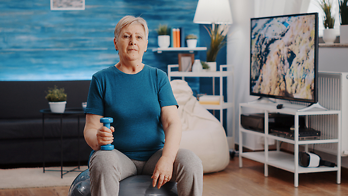 포토 JPG 해외이미지 라이프스타일 응시 여자 노년 거실 건강 한명 들기 앉기 상반신 앞모습 운동복 운동 아령 짐볼 연습 노인여자한명만 해외포토 1 시선 옷 뷰포인트 모션 사람 성인 생활 여자한명만 노인여자만 파일형식 이미지허브