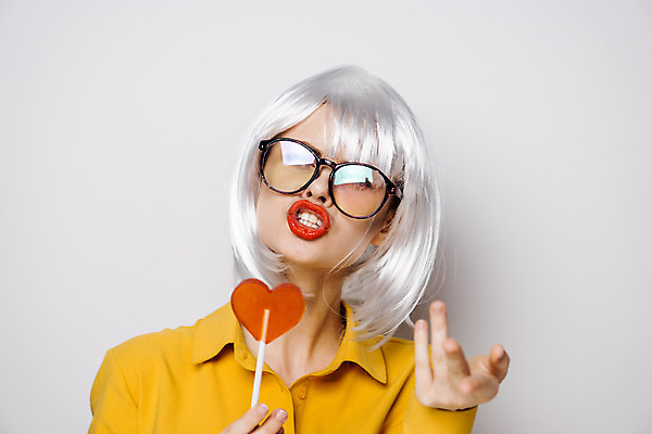 포토 JPG 해외이미지 여자 막대사탕 한명 상반신 성인 앞모습 하트 은색 손내밀기 가발 성인여자한명만 안경낌 힙스터 해외포토 모양 1 패션 안경 뷰포인트 컬러 사탕 사람 손짓 여자한명만 성인여자만 파일형식 이미지허브