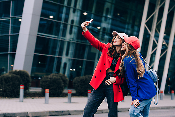 포토 JPG 해외이미지 백인 학생 라이프스타일 커플 여자 행복 2 모바일 거리 함께함 미소 사람 성인 야외 두명 빨간색 파란색 친구 스마트폰 핸드폰 뷰티 유행 카메라 우정 재킷 기쁨 도시 자매 만들기 셀프 캡모자 스타일 해외포토 서양인 모자_잡화 감정 컬러 컨셉 가족 관계 모션 표정 생활 전자제품 스마트기기 외투 파일형식 이미지허브