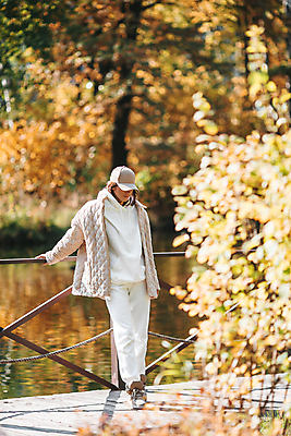 포토 JPG 해외이미지 응시 공원 여자 한명 미소 성인 야외 가을풍경 가을 잡기 숲 성인여자한명만 해외포토 1 시선 계절 공공시설 모션 표정 사람 풍경 여자한명만 성인여자만 파일형식 가을_계절 이미지허브