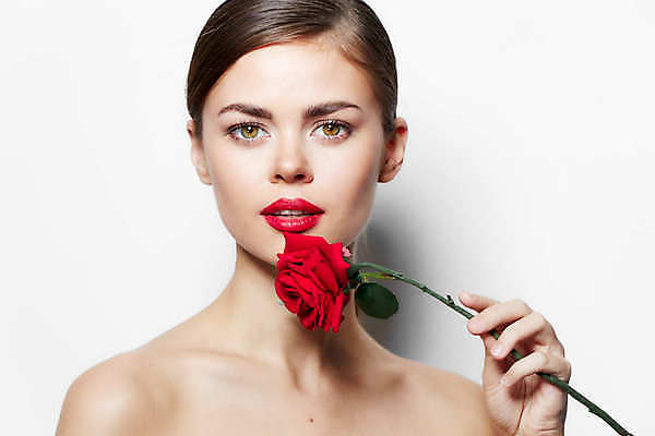 포토 JPG 해외이미지 백인 응시 여자 포즈 한명 들기 상반신 성인 앞모습 화장 뷰티 장미 성인여자한명만 해외포토 서양인 1 시선 꽃 뷰포인트 모션 사람 여자한명만 성인여자만 파일형식 이미지허브