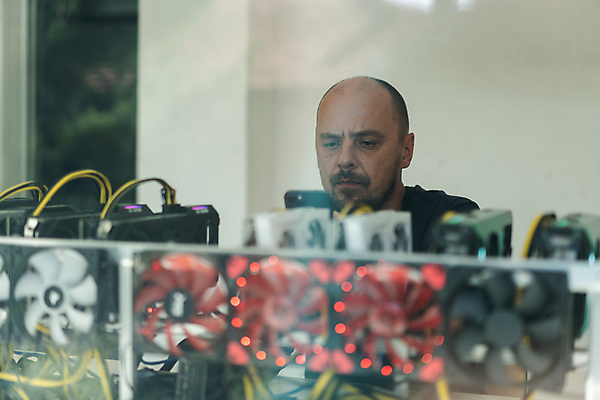 포토 JPG 해외이미지 돈 인터넷 비즈니스 설계 관리 정보기술 한명 금융 경제 전자제품 컴퓨터 알약 디지털 스크린 동전 자료 도구 잡기 작업 비즈니스맨 네트워크 계획 방향 발굴 사인 무역 전자 쇼 조절 전자상거래 경영 데이터베이스 마케팅 서버 조작 프로그래머 하드웨어 가상 네트워킹 해외포토 직업 1 남자 산업 컨셉 모션 기술 사람 약 직장인 재산 파일형식 이미지허브