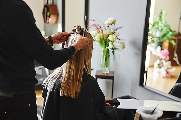 포토 JPG 해외이미지 백인 여자 남자 실내 상반신 성인 두명 뒷모습 잡기 미용실 머리손질 머리염색 탈색 성인만 해외포토 서양인 뷰포인트 모션 사람 내부 뷰티 뷰티샵 염색 파일형식 이미지허브