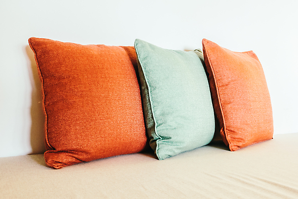 포토 JPG 해외이미지 디자인 가구 백그라운드 베개 휴식 아파트 주택 사람없음 내부 장식 초록색 파란색 소파 컬러풀 방 흰색 고급 우아함 리빙 스타일 해외포토 컬러 생활용품 컨셉 의자 침구 건물 파일형식 이미지허브