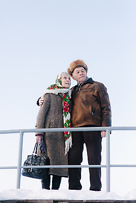 포토 JPG 해외이미지 백인 라이프스타일 커플 계절 여자 노년 남자 행복 유럽 결혼 백그라운드 2 겨울 가족 자연 키스 함께함 관리 사랑 미소 사람 성인 야외 두명 흰색 주름 질병 은퇴 피부 세대 돌봄 옛날 해외포토 서양인 감정 나라 컬러 컨셉 의학 관계 모션 표정 이벤트 생활 신체부위 애정표현 생태계 파일형식 이미지허브