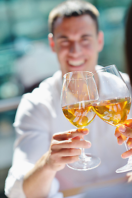 포토 JPG 해외이미지 커플 여자 남자 바다 데이트 휴식 사랑 들기 앉기 상반신 성인 야외 두명 앞모습 식당 와인 낭만 건배 연애 성인만 해외포토 감정 뷰포인트 컨셉 관계 모션 주류 사람 상점 파일형식 이미지허브