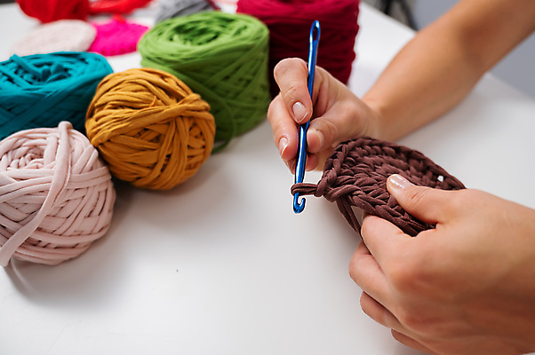 포토 JPG 해외이미지 손 실내 신체부위 잡기 뜨개질 털실 만들기 코바늘 핸드메이드 해외포토 모션 사람 취미 내부 실 파일형식 이미지허브