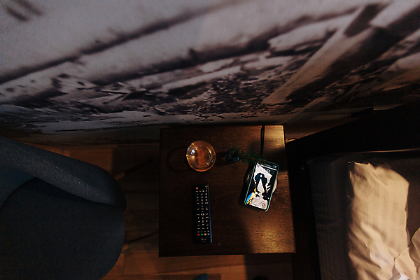 포토 JPG 해외이미지 디자인 벽 가구 백그라운드 장신구 창문 베개 호텔 휴가 휴식 아파트 프레임 실내 사람없음 내부 목재 장식 빛 수건 침실 방 흰색 침대 램프 직물 신선 잠 클래식 고급 서비스 만족 휴양지 부드러움 리빙 내추럴 정리함 스타일 해외포토 나무 감정 컬러 생활용품 컨셉 재료 침구 숙소 조명 주택 위생용품 장소 감각 파일형식 이미지허브