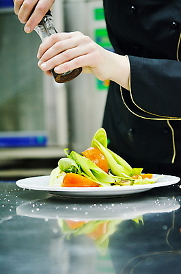 포토 JPG 해외이미지 접시 손 음식 실내 요리 들기 신체부위 주방 뿌리기 소금 요리중 소금병 해외포토 식기 모션 사람 내부 파일형식 이미지허브