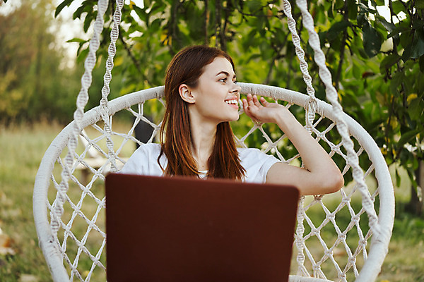 포토 JPG 해외이미지 주간 응시 여자 여유 휴가 휴식 한명 앉기 손짓 상반신 성인 야외 앞모습 노트북 해먹 흔들의자 성인여자한명만 해외포토 자연요소 1 시선 감정 뷰포인트 컨셉 의자 모션 사람 전자제품 침대 여자한명만 성인여자만 파일형식 이미지허브
