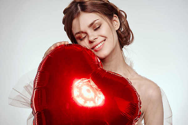 포토 JPG 해외이미지 드레스 여자 사랑 한명 들기 상반신 성인 앞모습 눈감음 하트 잡기 흰배경 하트풍선 성인여자한명만 해외포토 모양 1 옷 감정 뷰포인트 백그라운드 모션 사람 흰색 풍선 여자한명만 성인여자만 파일형식 이미지허브