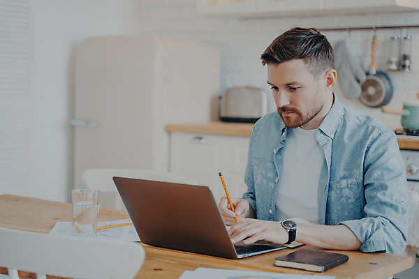 포토 JPG 해외이미지 백인 직업 교육 남자 비즈니스 탁자 주택 실내 한명 앉기 성인 금융 노트북 스터디 컴퓨터 주방 스크린 공책 자료 업무 작업 비즈니스맨 서핑 메시지 계산 연결 고객 집중 분석 확인 바쁨 온라인 심각 프리랜서 해외포토 서양인 1 가구 컨셉 모션 문구용품 사람 내부 건물 경제 전자제품 학습 수상스포츠 직장인 파일형식 이미지허브