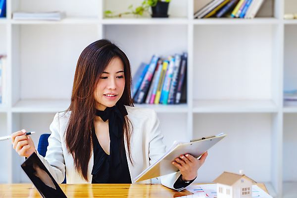 포토 JPG 해외이미지 응시 여자 비즈니스 한명 들기 동양인 상반신 성인 펜 업무 비즈니스맨 비즈니스우먼 문서 서류판 성인여자한명만 해외포토 1 시선 남자 모션 사람 인종 필기구 사무용품 작업 직장인 여자한명만 성인여자만 파일형식 이미지허브