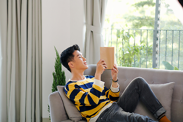 포토 JPG 해외이미지 남자 여유 거실 휴식 실내 한명 들기 앉기 동양인 상반신 성인 옆모습 책 소파 독서 성인남자한명만 집콕 해외포토 1 감정 뷰포인트 컨셉 의자 모션 사람 인종 내부 신조어 남자한명만 성인남자만 파일형식 앳홈라이프 이미지허브