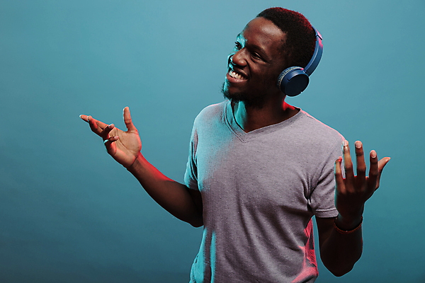 포토 JPG 해외이미지 남자 흑인 실내 한명 웃음 상반신 성인 옆모습 손들기 헤드셋 즐거움 노래감상 성인남자한명만 해외포토 서양인 1 감정 뷰포인트 음향기기 모션 표정 사람 내부 헤드폰 음악감상 남자한명만 성인남자만 파일형식 이미지허브