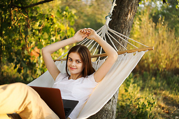 포토 JPG 해외이미지 주간 여자 여유 휴가 휴식 한명 상반신 성인 야외 앞모습 노트북 눕기 손들기 해먹 성인여자한명만 해외포토 자연요소 1 감정 뷰포인트 컨셉 모션 사람 전자제품 침대 여자한명만 성인여자만 파일형식 이미지허브