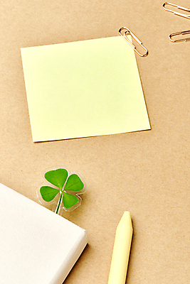 포토 JPG 스튜디오촬영 백그라운드 실내 사람없음 책 펜 볼펜 행운 네잎클로버 포스트잇 클립 북마크 갈색배경 국내포토 식물 컨셉 내부 필기구 갈색 메모지 클로버 파일형식