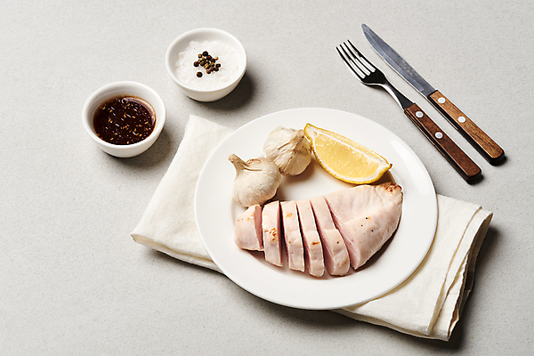 포토 JPG 스튜디오촬영 접시 포크 식재료 회색배경 실내 스테이크 사람없음 닭고기 소스 나이프 천 구이 레몬 슬라이스 소금 종지 부위 건강식 다이어트음식 닭가슴살 통마늘 통후추 국내포토 그릇 식기 음식 백그라운드 다이어트 과일 서양음식 마늘 육류 내부 회색 직물 양념 칼 후추 파일형식