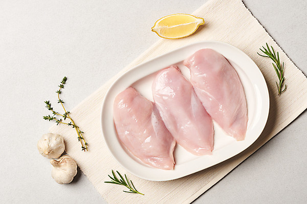 포토 JPG 접시 식재료 회색배경 실내 생고기 사람없음 하이앵글 닭고기 천 레몬 허브 부위 닭가슴살 통마늘 국내포토 식물 식기 뷰포인트 백그라운드 과일 마늘 육류 내부 회색 직물 파일형식