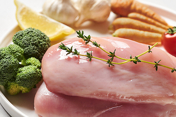 포토 JPG 식재료 방울토마토 실내 생고기 근접촬영 사람없음 아웃포커스 닭고기 브로콜리 레몬 허브 흰배경 부위 건강식 닭가슴살 미니당근 통마늘 국내포토 식물 음식 뷰포인트 백그라운드 토마토 채소 과일 촬영기법 마늘 육류 내부 당근 흰색 파일형식