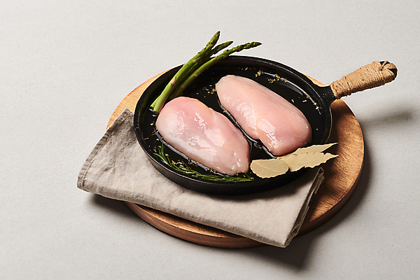 포토 JPG 잎 회색배경 실내 생고기 사람없음 닭고기 프라이팬 천 허브 아스파라거스 부위 나무도마 닭가슴살 국내포토 식물 백그라운드 채소 주방용품 도마 육류 내부 목재 회색 직물 파일형식