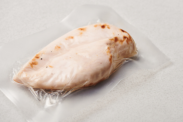 포토 JPG 스튜디오촬영 식재료 회색배경 실내 근접촬영 사람없음 닭고기 구이 부위 비닐 건강식 다이어트음식 닭가슴살 비닐포장 삶기 진공 진공포장 국내포토 음식 뷰포인트 백그라운드 다이어트 포장 재질 육류 내부 회색 파일형식