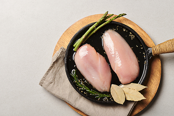 포토 JPG 잎 회색배경 실내 생고기 사람없음 하이앵글 닭고기 프라이팬 천 허브 아스파라거스 부위 나무도마 닭가슴살 국내포토 식물 뷰포인트 백그라운드 채소 주방용품 도마 육류 내부 목재 회색 직물 파일형식