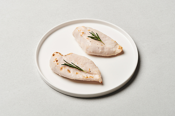 포토 JPG 스튜디오촬영 접시 식재료 회색배경 실내 사람없음 닭고기 구이 부위 로즈메리 건강식 다이어트음식 닭가슴살 국내포토 식기 음식 백그라운드 다이어트 육류 내부 회색 허브 파일형식
