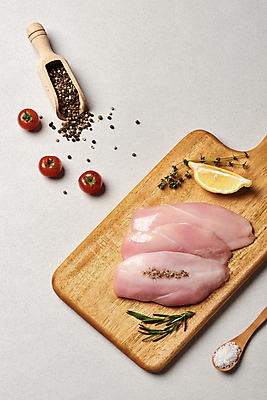 포토 JPG 식재료 방울토마토 회색배경 실내 생고기 사람없음 하이앵글 닭고기 레몬 허브 소금 부위 나무숟가락 나무도마 닭가슴살 스쿱 통후추 파슬리가루 국내포토 식물 뷰포인트 백그라운드 토마토 과일 도마 육류 내부 목재 숟가락 회색 가루 후추 파일형식