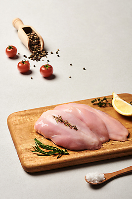 포토 JPG 방울토마토 회색배경 실내 생고기 사람없음 아웃포커스 닭고기 레몬 허브 소금 부위 나무숟가락 나무도마 닭가슴살 스쿱 통후추 파슬리가루 국내포토 식물 백그라운드 토마토 과일 도마 촬영기법 육류 내부 목재 숟가락 회색 가루 후추 파일형식