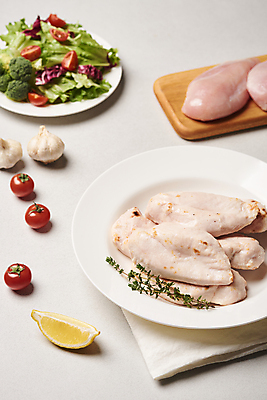 포토 JPG 접시 식재료 방울토마토 실내 생고기 사람없음 닭고기 샐러드 브로콜리 천 레몬 흰배경 부위 나무도마 닭가슴살 통마늘 국내포토 식기 음식 백그라운드 토마토 채소 과일 도마 마늘 육류 내부 목재 흰색 직물 파일형식