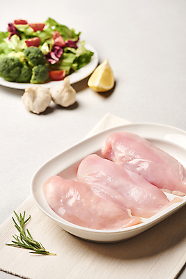 포토 JPG 접시 방울토마토 실내 생고기 사람없음 아웃포커스 닭고기 샐러드 브로콜리 천 레몬 허브 흰배경 부위 닭가슴살 통마늘 국내포토 식물 식기 음식 백그라운드 토마토 채소 과일 촬영기법 마늘 육류 내부 흰색 직물 파일형식