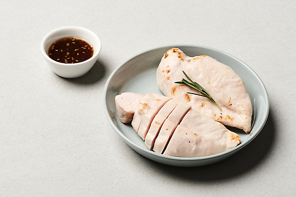 포토 JPG 스튜디오촬영 식재료 회색배경 실내 사람없음 닭고기 소스 종지 부위 로즈메리 건강식 다이어트음식 닭가슴살 삶기 국내포토 그릇 음식 백그라운드 다이어트 육류 내부 회색 양념 허브 파일형식