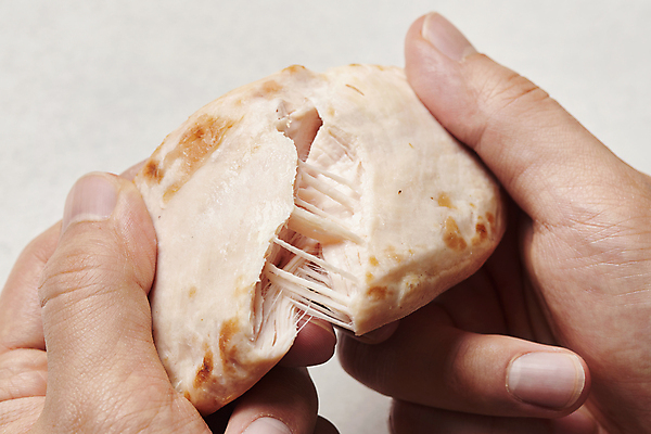 포토 JPG 스튜디오촬영 손 식재료 실내 근접촬영 신체부위 닭고기 잡기 흰배경 찢어짐 부위 건강식 다이어트음식 닭가슴살 삶기 국내포토 음식 뷰포인트 백그라운드 다이어트 모션 육류 사람 내부 흰색 파일형식