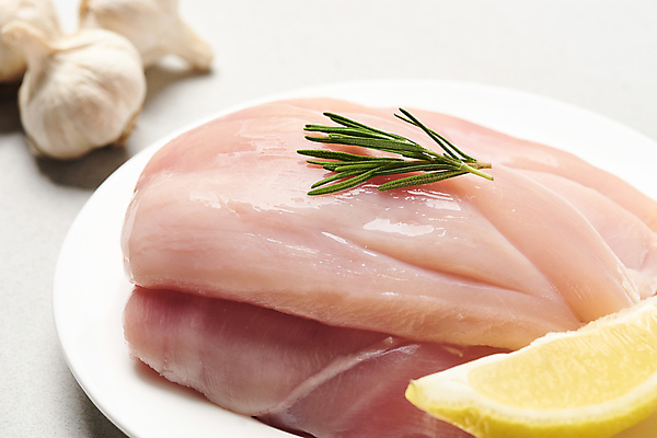 포토 JPG 접시 식재료 실내 생고기 근접촬영 사람없음 아웃포커스 닭고기 레몬 허브 흰배경 닭가슴살 통마늘 국내포토 식물 식기 뷰포인트 백그라운드 과일 촬영기법 마늘 육류 내부 흰색 파일형식