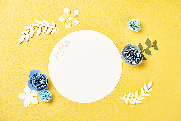 포토 JPG 스튜디오촬영 종이 잎 사람없음 하이앵글 페이퍼아트 오브젝트 원형프레임 노란배경 종이꽃 카피스페이스 편집소스 국내포토 식물 꽃 뷰포인트 백그라운드 프레임 실내 노란색 공백 원형 파일형식