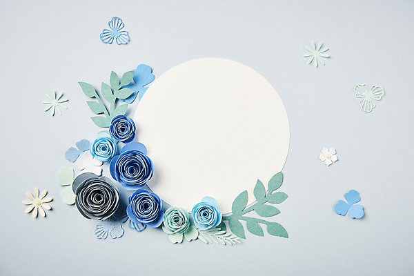 포토 JPG 스튜디오촬영 종이 잎 사람없음 하이앵글 페이퍼아트 오브젝트 파란배경 원형프레임 종이꽃 카피스페이스 편집소스 국내포토 식물 꽃 뷰포인트 백그라운드 프레임 실내 파란색 공백 원형 파일형식