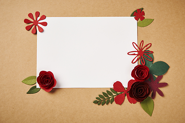 포토 JPG 스튜디오촬영 종이 잎 사각프레임 사람없음 하이앵글 페이퍼아트 오브젝트 종이꽃 카피스페이스 편집소스 갈색배경 국내포토 식물 꽃 뷰포인트 백그라운드 프레임 실내 갈색 사각형 공백 파일형식