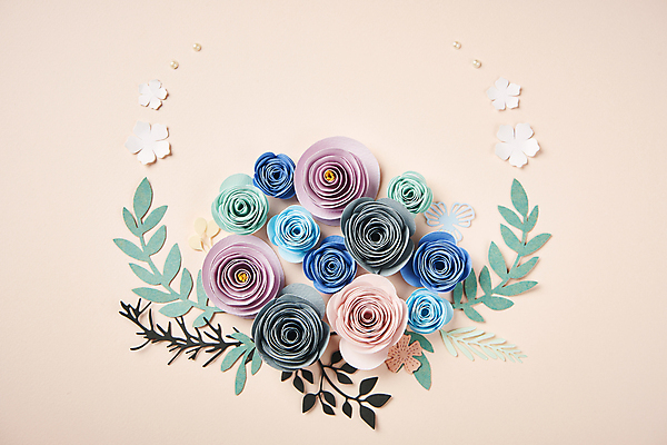 포토 JPG 스튜디오촬영 종이 잎 사람없음 하이앵글 페이퍼아트 오브젝트 종이꽃 편집소스 분홍색배경 국내포토 식물 꽃 뷰포인트 분홍색 백그라운드 실내 파일형식