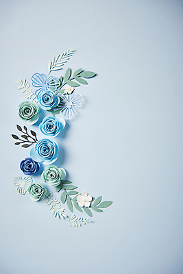 포토 JPG 스튜디오촬영 종이 잎 프레임 사람없음 하이앵글 페이퍼아트 오브젝트 파란배경 종이꽃 카피스페이스 편집소스 국내포토 식물 꽃 뷰포인트 백그라운드 실내 파란색 공백 파일형식