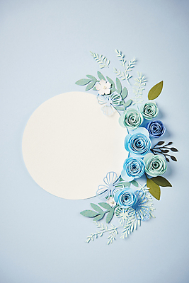 포토 JPG 스튜디오촬영 종이 잎 사람없음 하이앵글 페이퍼아트 오브젝트 파란배경 원형프레임 종이꽃 카피스페이스 편집소스 국내포토 식물 꽃 뷰포인트 백그라운드 프레임 실내 파란색 공백 원형 파일형식