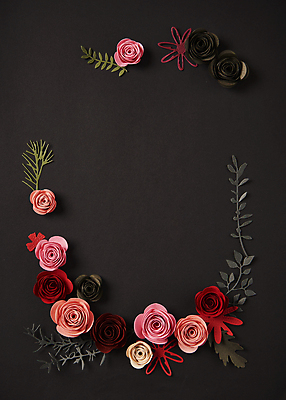 포토 JPG 스튜디오촬영 종이 잎 검은배경 프레임 사람없음 하이앵글 페이퍼아트 오브젝트 종이꽃 카피스페이스 편집소스 국내포토 식물 꽃 뷰포인트 백그라운드 실내 검은색 공백 파일형식