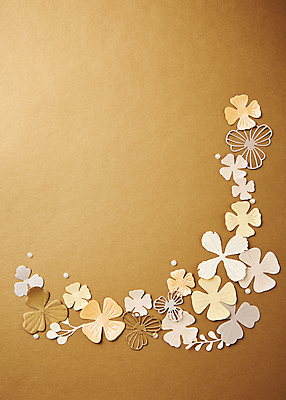 포토 JPG 스튜디오촬영 종이 프레임 사람없음 하이앵글 페이퍼아트 오브젝트 종이꽃 카피스페이스 편집소스 갈색배경 국내포토 꽃 뷰포인트 백그라운드 실내 갈색 공백 파일형식