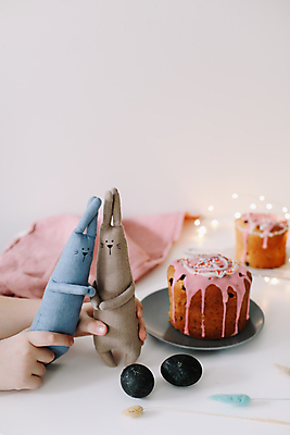 포토 JPG 해외이미지 손 부활절 신체부위 케이크 계란 달콤 토끼인형 알전구 해외포토 기념일 인형 전구 디저트 사람 알 토끼 맛 파일형식 이미지허브