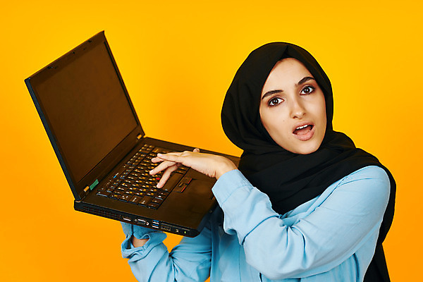 포토 JPG 해외이미지 모델 직업 학생 전통 손 여자 행복 분홍색 백그라운드 인터넷 비즈니스 한명 미소 사람 동양인 옆모습 파란색 노트북 스마트폰 쇼핑 컴퓨터 노란색 공책 목도리 흰색 네트워크 중앙 이슬람교 대학교 긍정 동쪽 고립 목업 스타일 해외포토 1 잡화 감정 종교 뷰포인트 컬러 컨셉 학교 문구용품 표정 인종 신체부위 전자제품 핸드폰 스마트기기 방향 파일형식 이미지허브