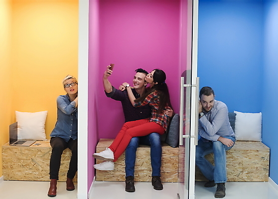 포토 JPG 해외이미지 전신 여자 남자 벽 들기 앉기 여러명 성인 노트북 스마트폰 사무실 업무 비즈니스맨 비즈니스우먼 엿듣기 셀프카메라 성인만 해외포토 다수 비즈니스 모션 사람 전자제품 핸드폰 스마트기기 사진촬영 작업 직장인 파일형식 이미지허브