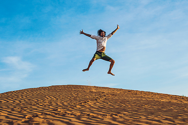 포토 JPG 해외이미지 백인 직업 남자 행복 백그라운드 의자 장난 비즈니스 CEO 자연 하늘 성공 넥타이 휴가 산 한명 야외 파란색 맑음 점프 일몰 사막 에너지 자유 비즈니스맨 뜨거움 자신감 대표 모래언덕 경영자 경영 심각 해외포토 서양인 1 잡화 감정 컬러 가구 컨셉 모션 날씨 사람 노을 직장인 언덕 리더 생태계 파일형식 이미지허브