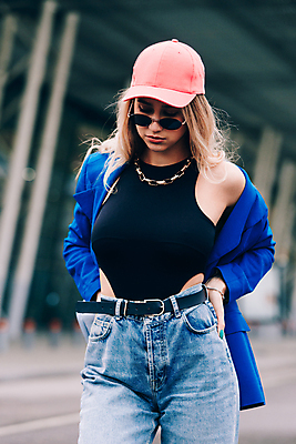 포토 JPG 해외이미지 백인 모델 라이프스타일 디자인 응시 옷 여자 포즈 백그라운드 운동화 거리 한명 사람 성인 건물 금발 뷰티 유행 검은색 봄 재킷 벨트 청바지 표현 도시 화려 정상 가슴 날씬함 캡모자 스타일 힙스터 해외포토 서양인 모자_잡화 1 헤어스타일 건축물 시선 잡화 계절 패션 컬러 신발 컨셉 바지 생활 신체부위 외투 몸매 파일형식 이미지허브